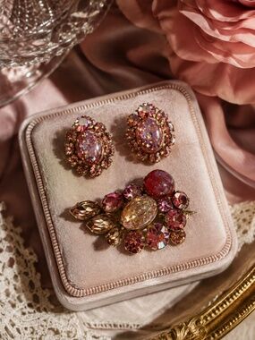 WEISS‎ 1950s Pink Aurora Borealis Rhinestone Brooch & Clip Earrings Set